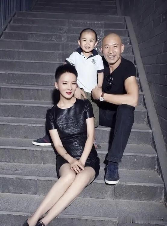 原来他们是明星夫妻，大家还记得他们吗？男的在早年间演过《上错花轿嫁对郎》里的袁不