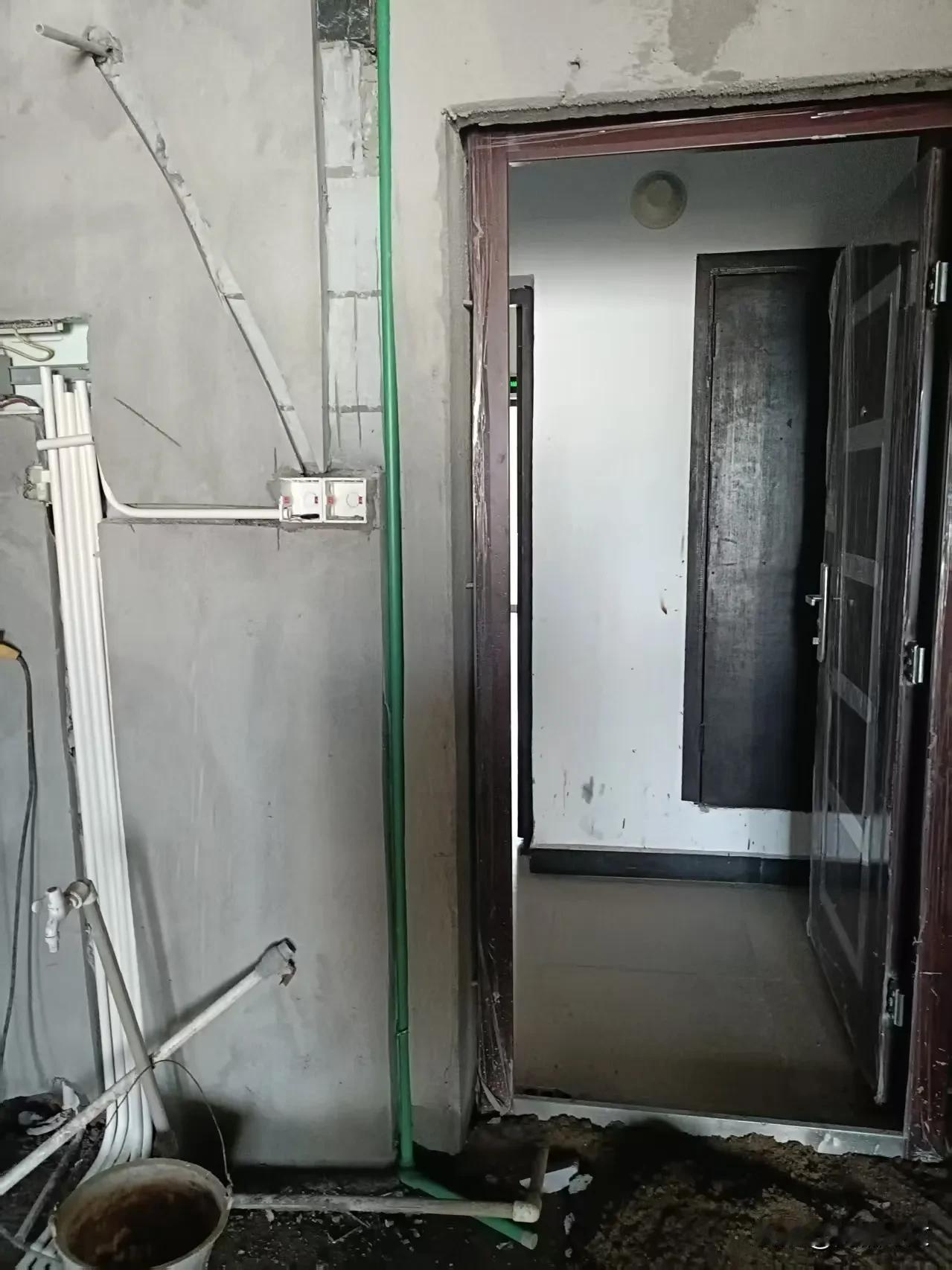 我装修房子水管必须要走顶，这很多人问我说为什么这样做呢？这连我爸爸都不理解我的想
