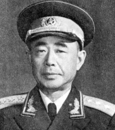 1938年，陈明仁回老家，一把拽住弟弟，将他拖到父亲坟前，“哗啦”一下拔出手枪，