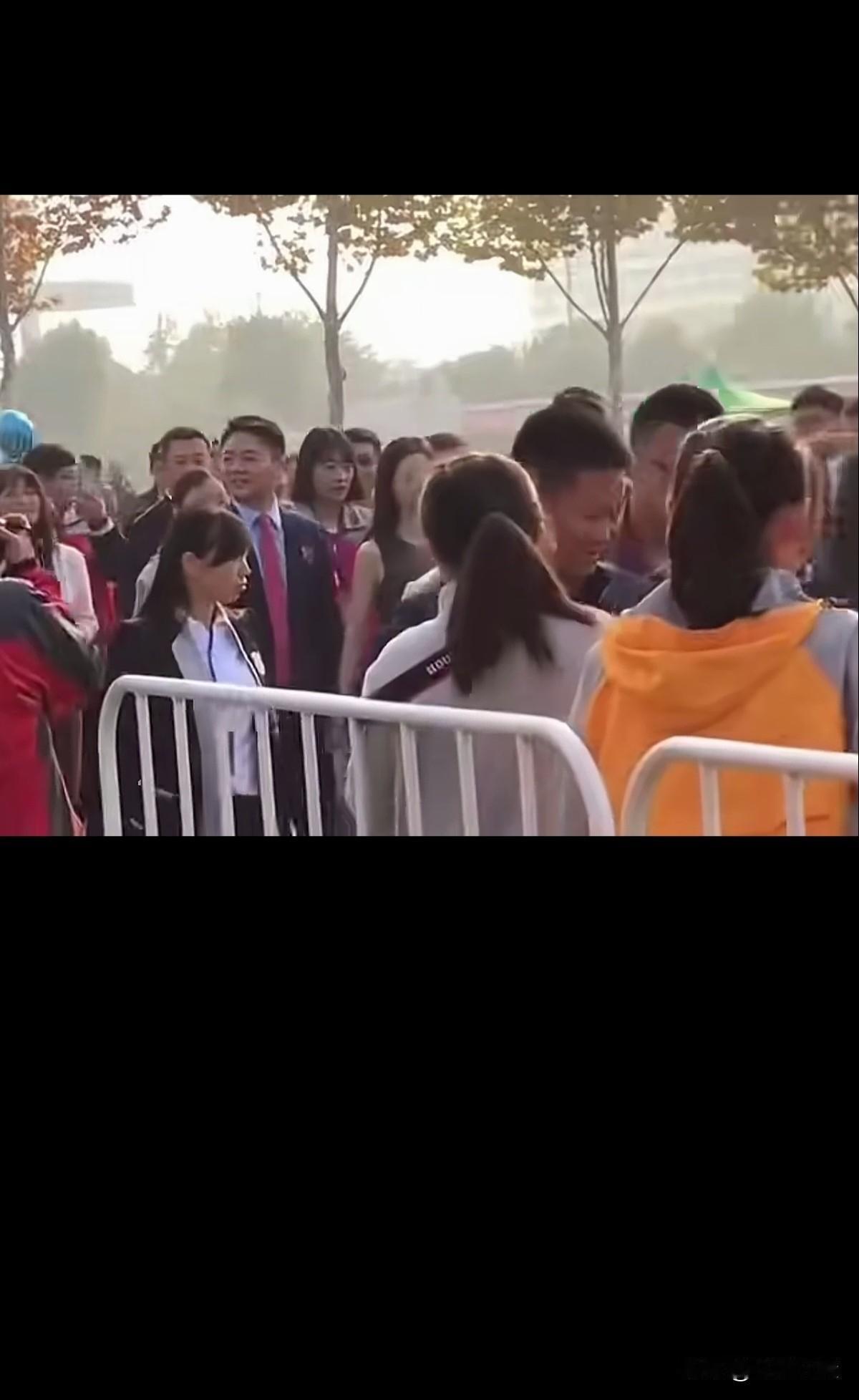 人头攒动，夹道欢迎。
这么多人喜欢刘强东章泽天夫妇，
我相信他们都是自发来的，