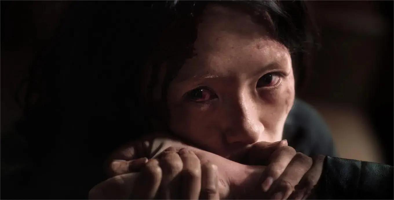 章子怡《酱园弄》剧照释出，眼神戏带感悬疑风拉满。近日，章子怡主演的新片《酱园弄》