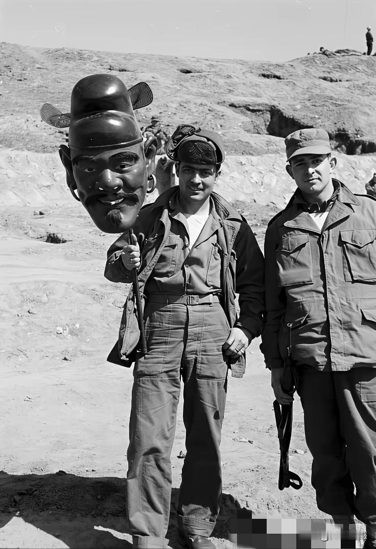 这两个外国大兵举的是什么东西？看起来像是一个面具，而且是一个具有东方特点的面具，