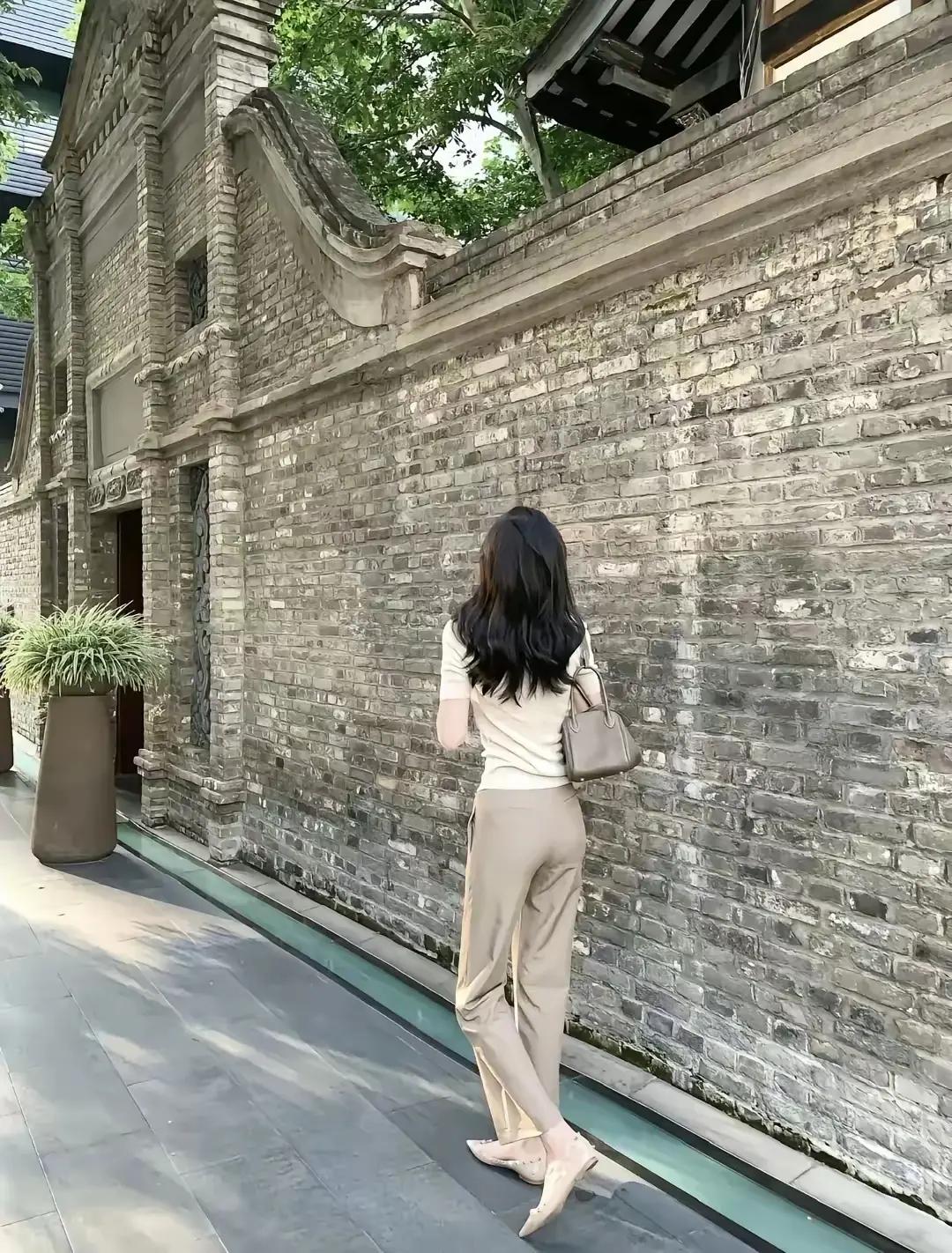 游览老街的女人