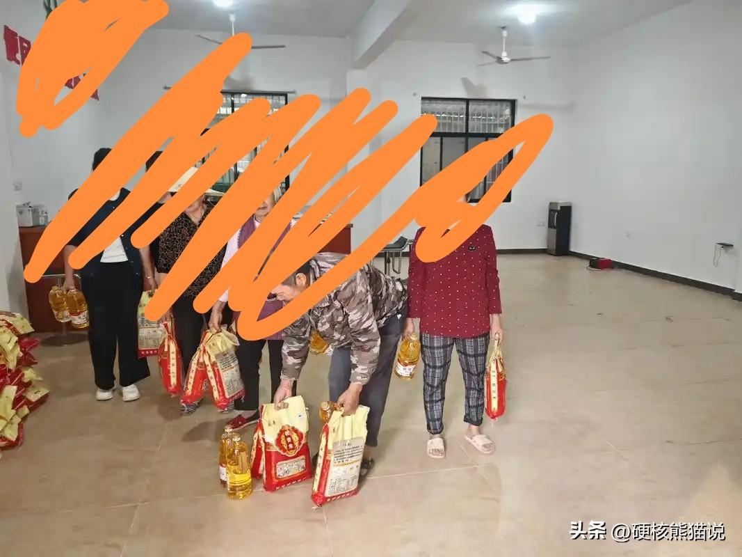 为啥美国颜色革命在中国不行？原因太简单了，就是小气！

咱们中国人是务实的那套，