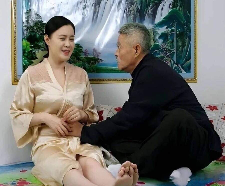 赵本山和关婷娜拍摄《乡村爱情》时的画面，关婷娜真的很有韵味，她的气质也是真的很好
