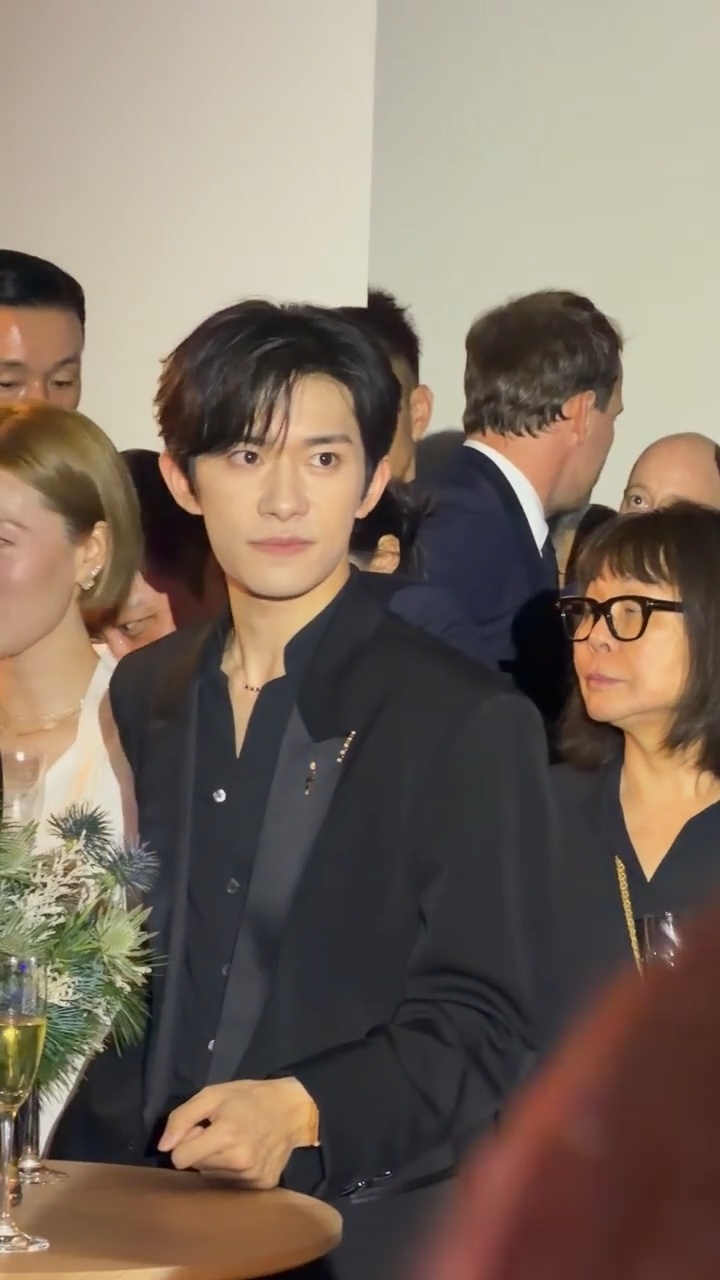 一看到易烊千玺状态这么好这么美萌什么仇啊怨啊又全都一忘皆空了 ​​​