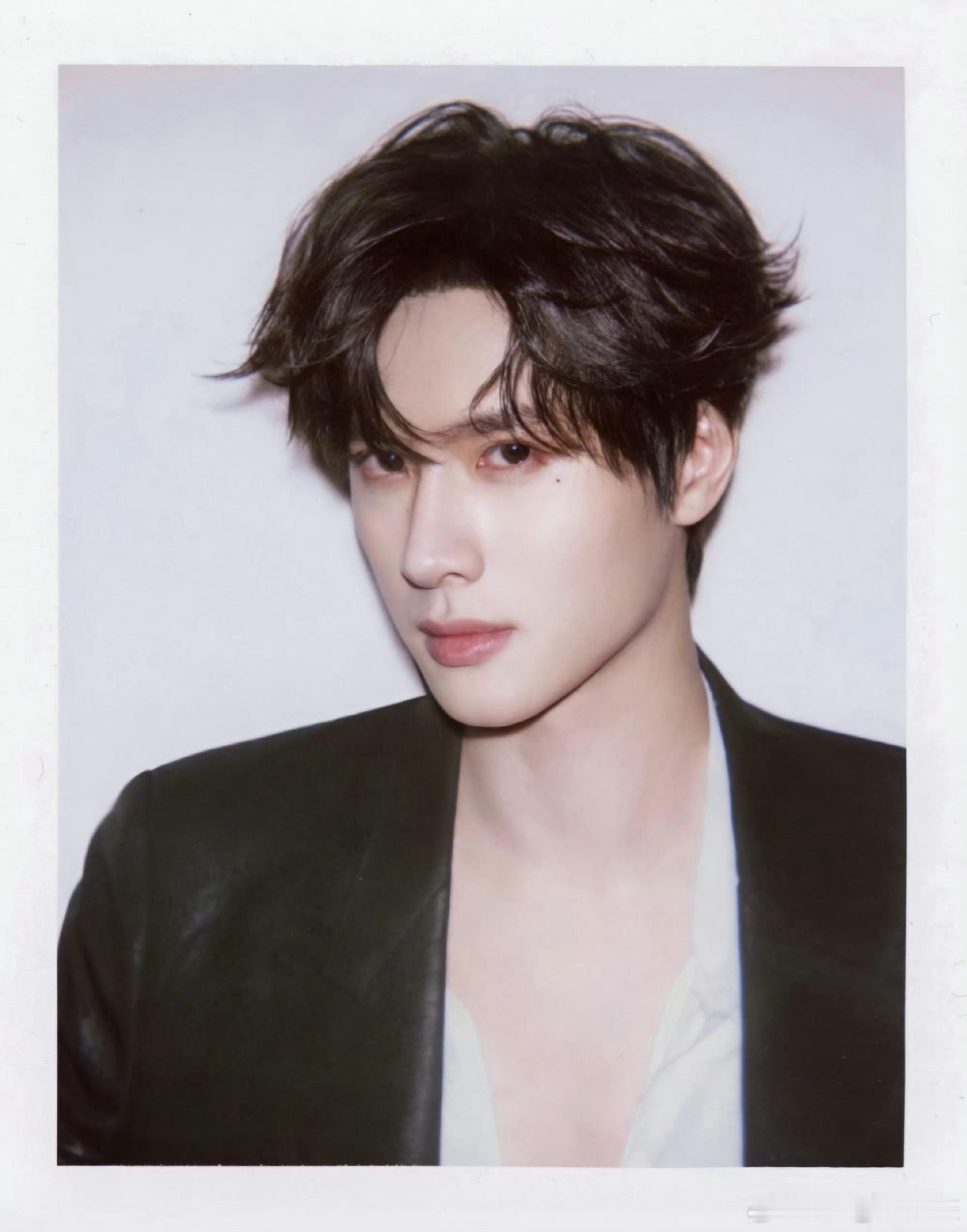 展轩撕拉片是氛围感王者没错了撕拉片大放送，原生胶片滤镜氛围感绝了，红黑经典造型+