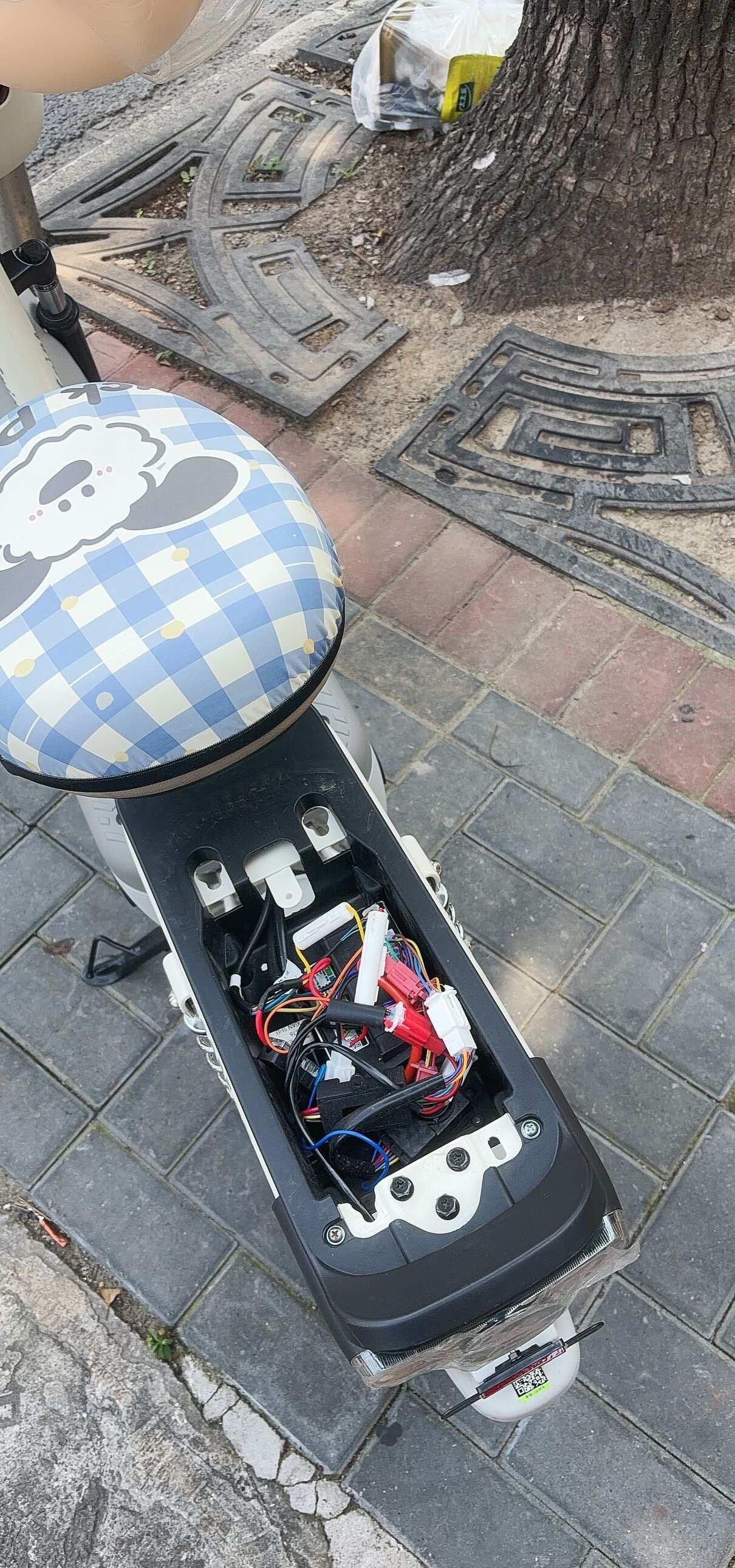 上海有人活不起了吗！！
在罗森永和路店门口进去买了一瓶水谁偷走了我的电动车后座！