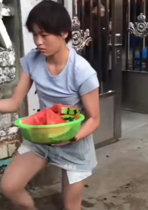 全红婵送西瓜给打扰她的粉丝，让人感慨万分。喜欢全红婵没错，但需尊重她的私人生活。
