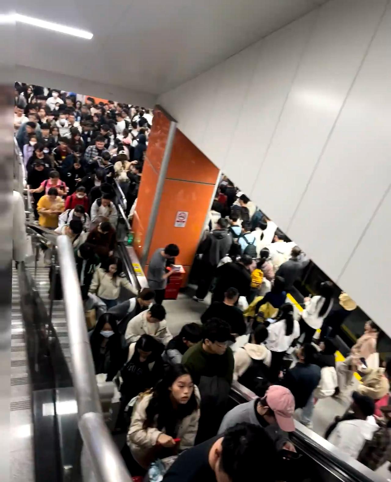 12月31日下午广州地铁。

从东平到嘉禾望岗花了40分钟（仅一站）
在白云东平