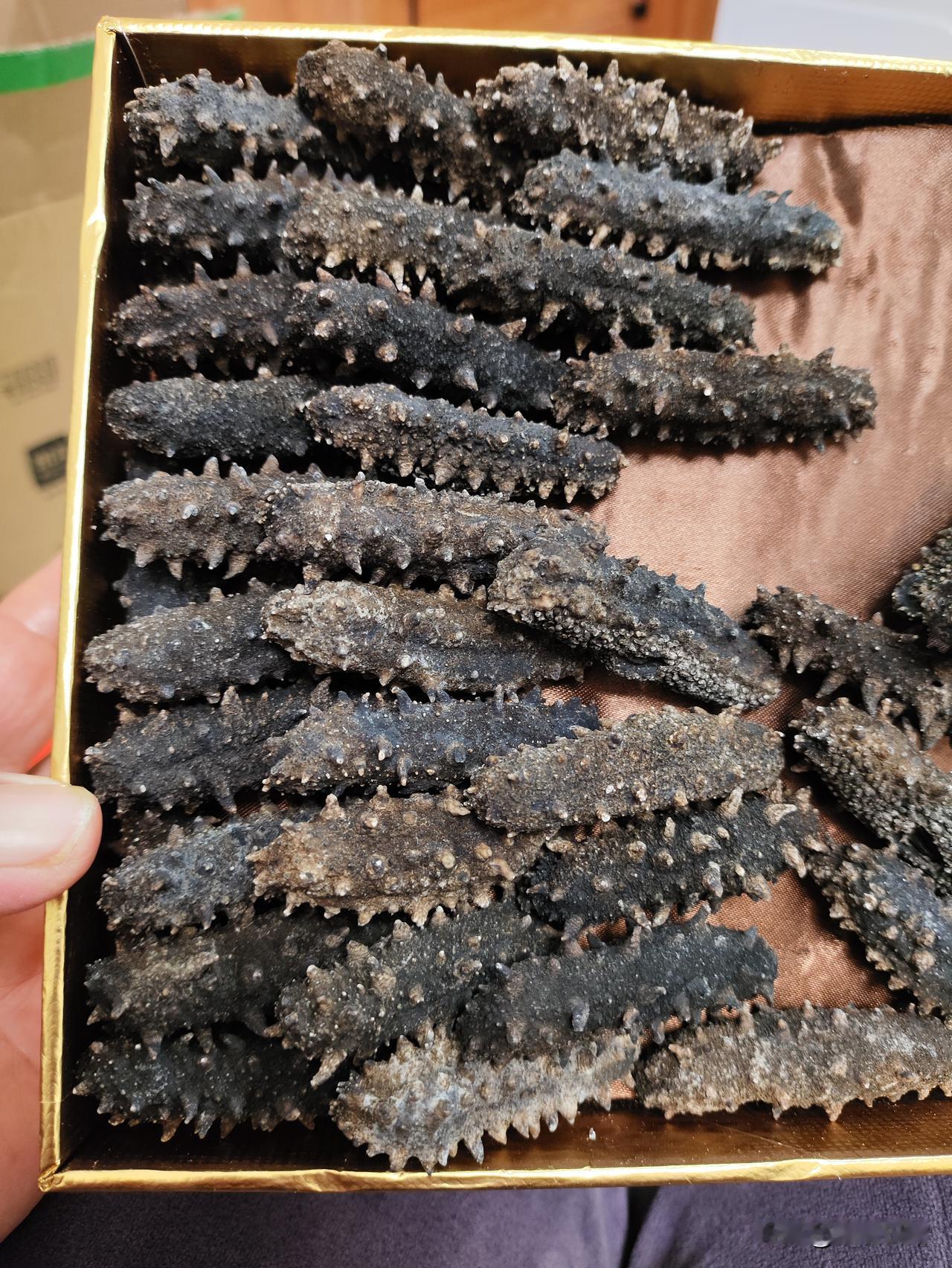 我的这个亲戚，我都快被他气死了，有一天他拿起一包中药来问我，问我这个叫什么药，又