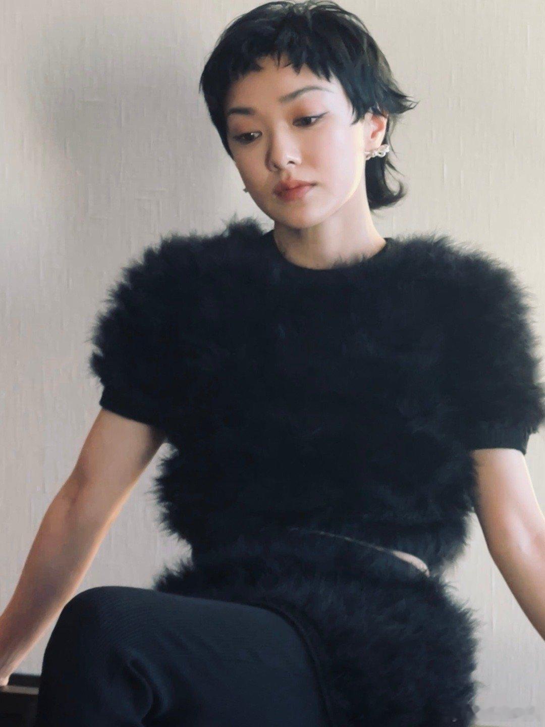 38岁的郭采洁状态  38 岁的郭采洁在搜狐时尚盛典舞台，其状态如璀璨明珠。她的