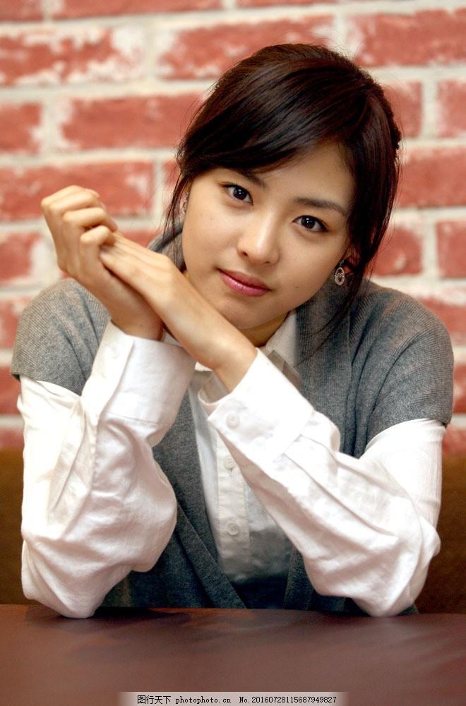 头条开启新年，这话题饶有趣味。恰似从王家沟前往西彭，一位古稀之年的外公怀揣着新年