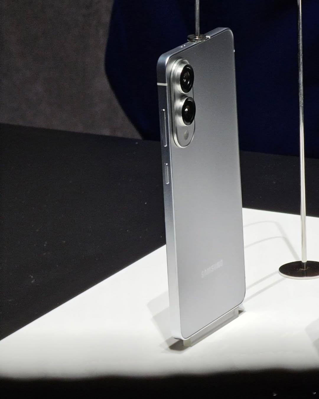 和iPhone 17 Air一样，都是超薄路线，但是三星这边摄像头可是够突出来的