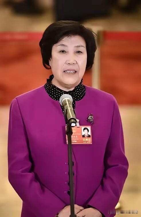 1980年，33岁的郭凤莲被叫进大寨党支部办公室，上级来人念了一份调令：免去大寨