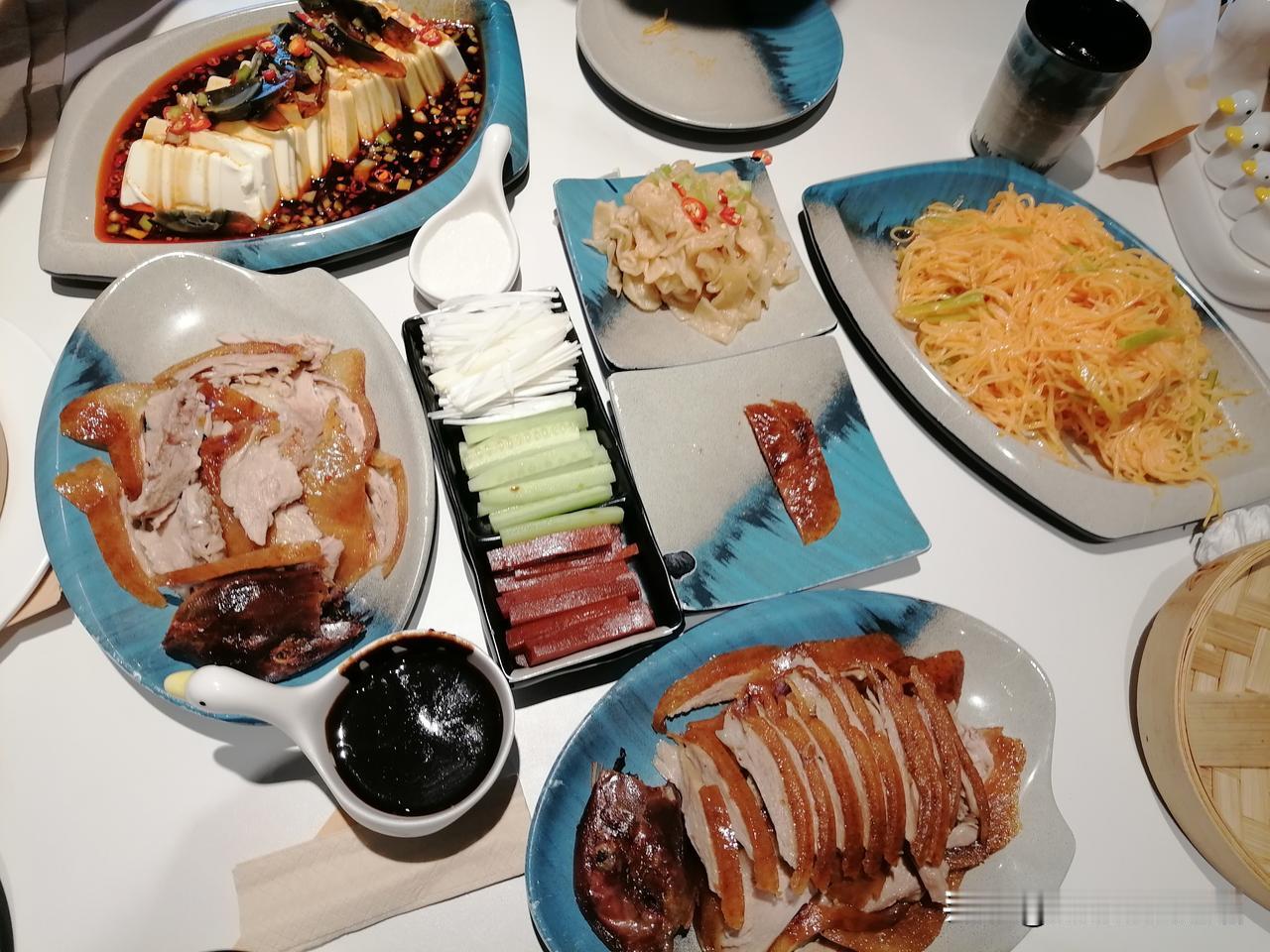 今天周末，玩饿了，逛累了，再次来到大连老烤鸭店吃烤鸭套餐，美味实惠，服务态度又好
