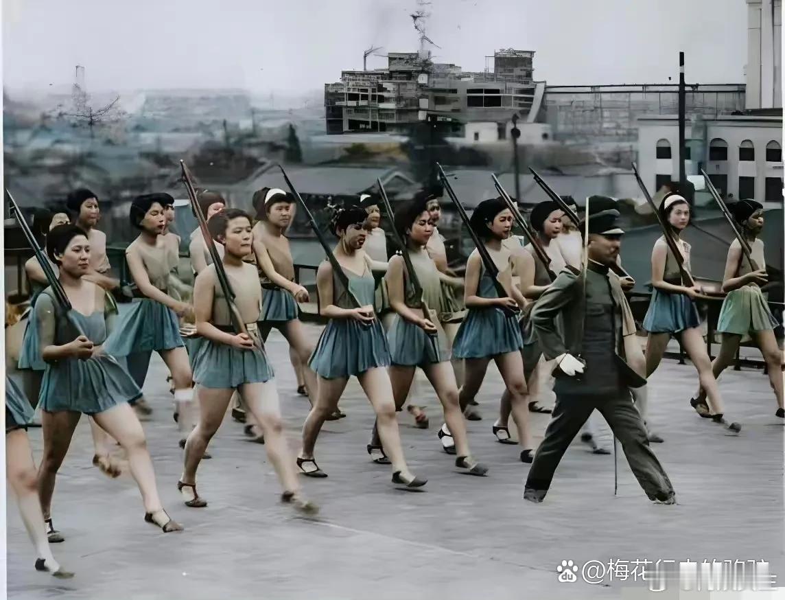 1942年，东京。即将奔赴中国，服务侵华战争的女高中生，正在操练队伍。 ​​​