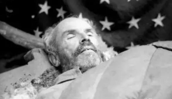 我一直以为白求恩就是个好人，课本里那种，脸谱化的好人。
直到今天，我才知道，这根