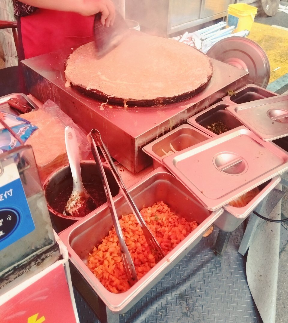 今天的早餐本来不想吃的 没想到碰到了卖煎饼果子的