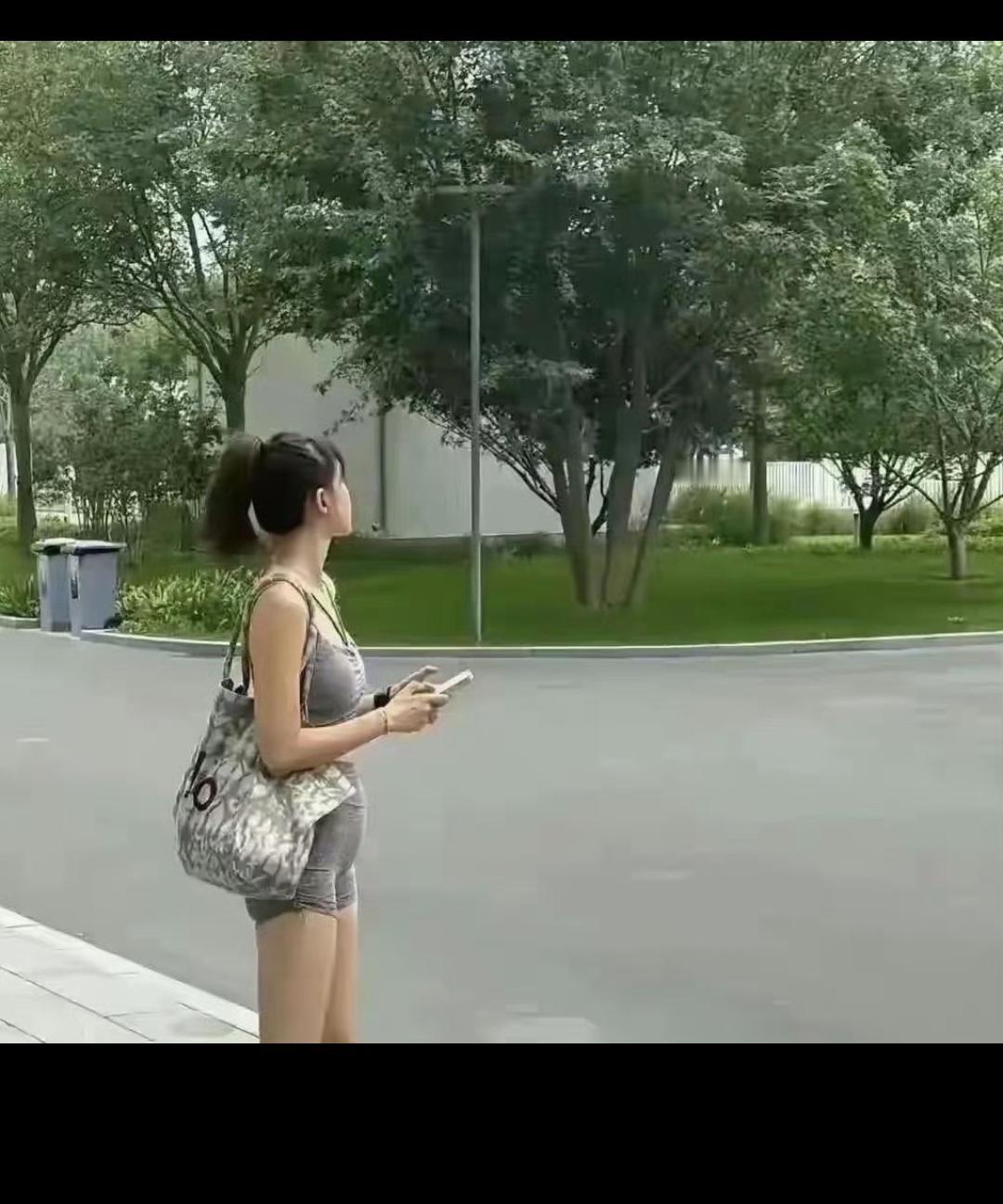 都快五十岁的人了，穿成这个样子出去合适吗？
上面穿个吊带还可以，只是短裤也太尴尬