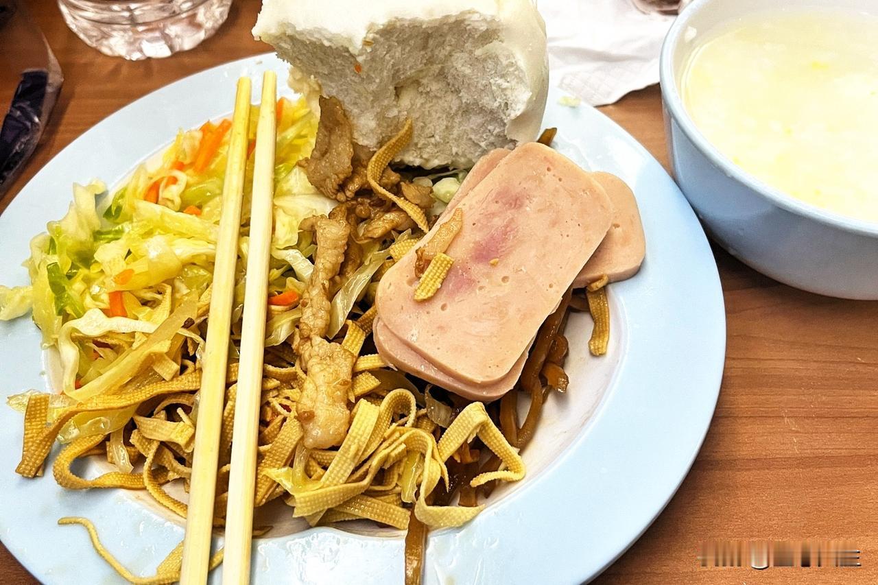 预制菜全面走进校园、餐馆，引发全网热议。省时省力、价格实惠，是它的优势；添加剂超