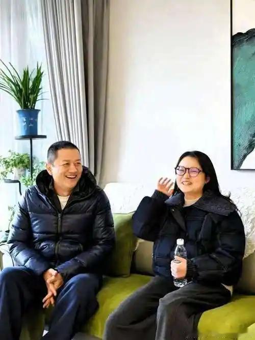 李亚鹏17年守护截肢女孩朱春燕，用行动诠释善良。如今其创办的嫣然天使医院因房租危