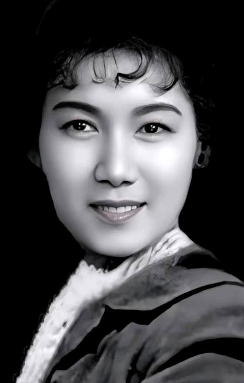 1952年，快90岁的齐白石不知哪来的力气，一把将25岁的女徒弟新凤霞拉进一间黑