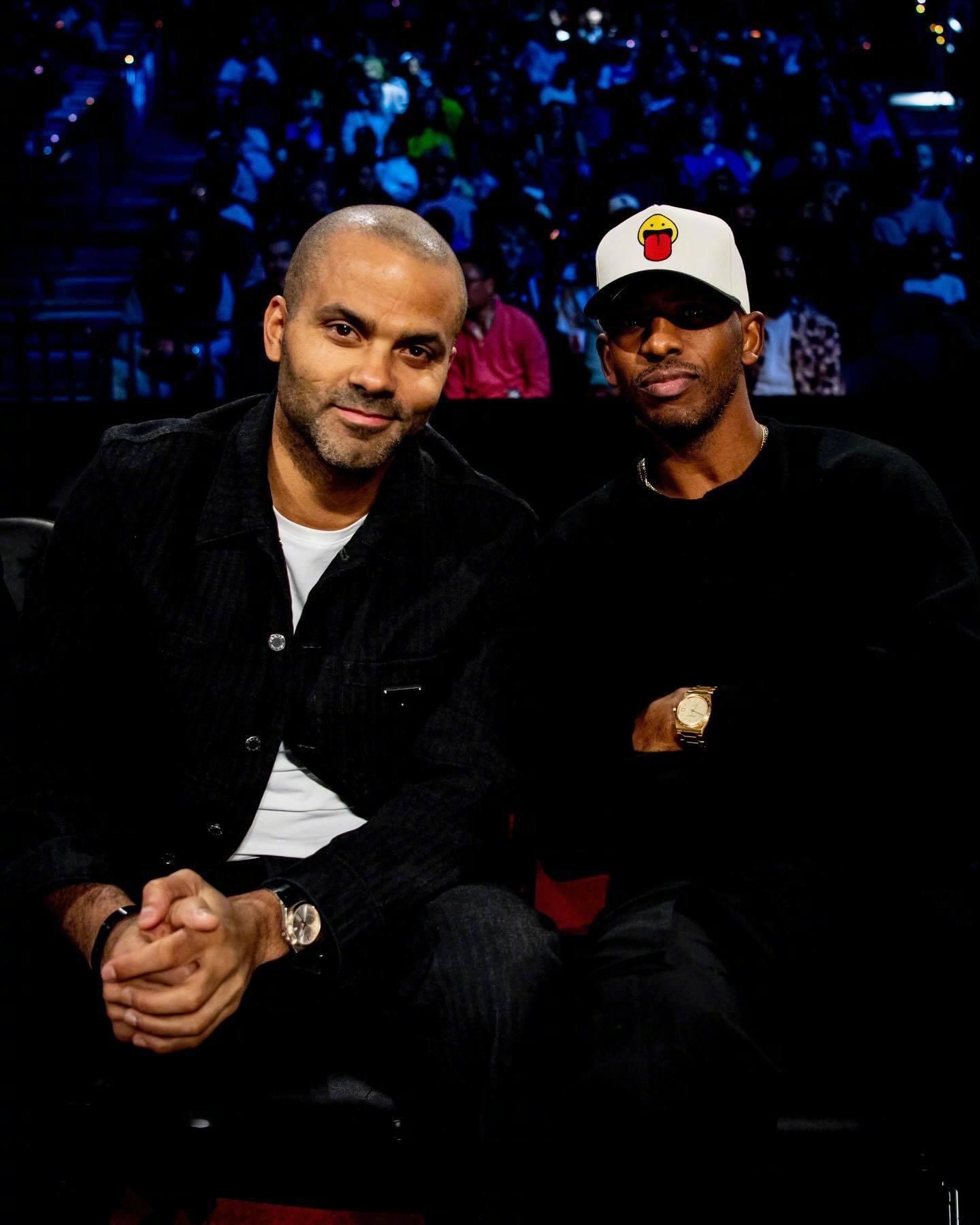 场边观战的NBA球星们 