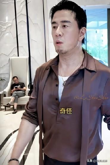 杨坤瘦了，下颚线都出来了，换了发型的杨坤变得男人味十足，杨坤单身至今是一个谜，一