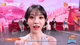 张凌赫田曦薇校园初恋味好浓 好六现场校园氛围太到位！两人一起解数学题，青涩互动甜