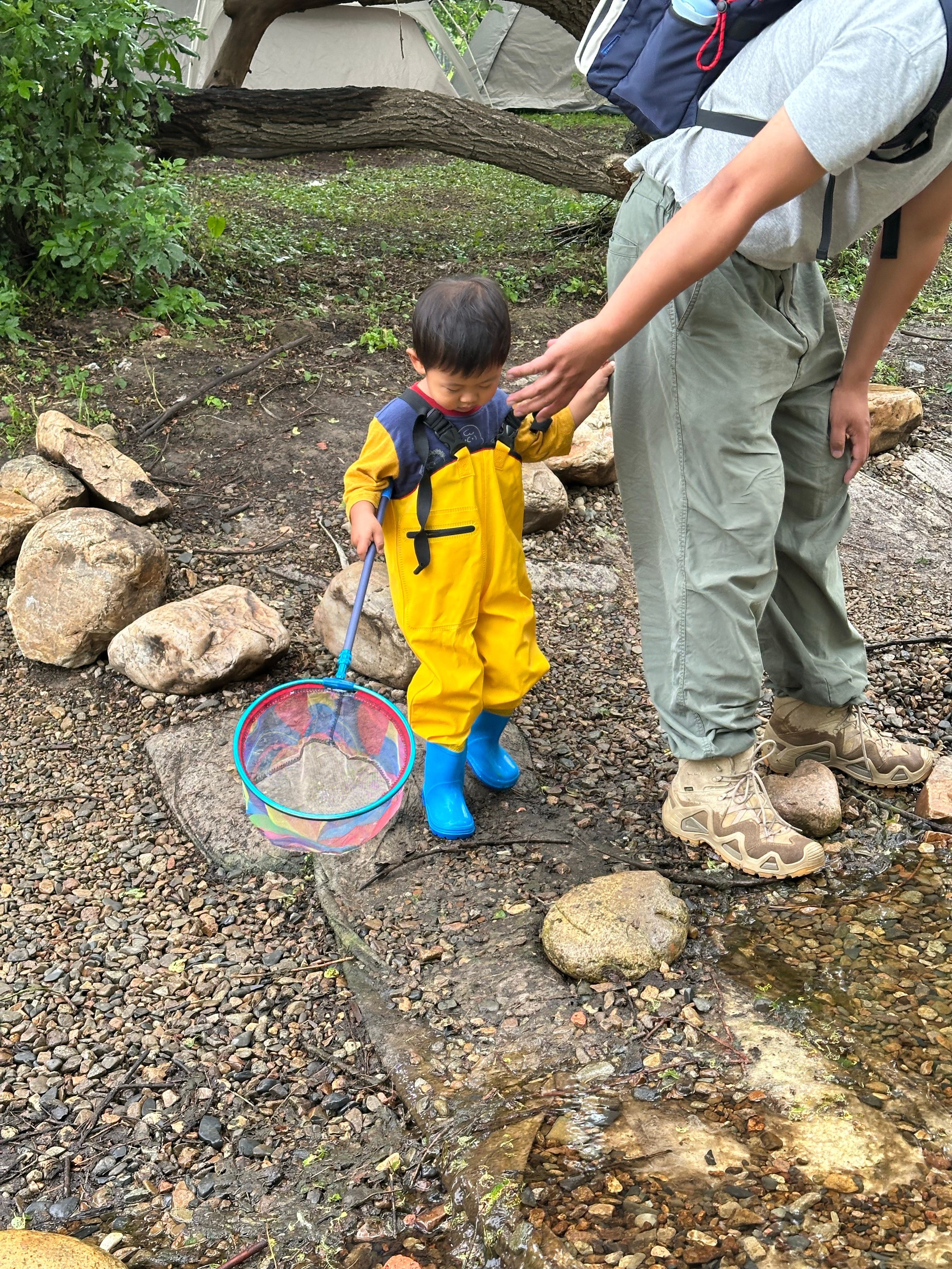 今天下雨，带孩子来玩水捞鱼，我老公穿这双登山鞋。我说全中国14亿人，估计零个人能
