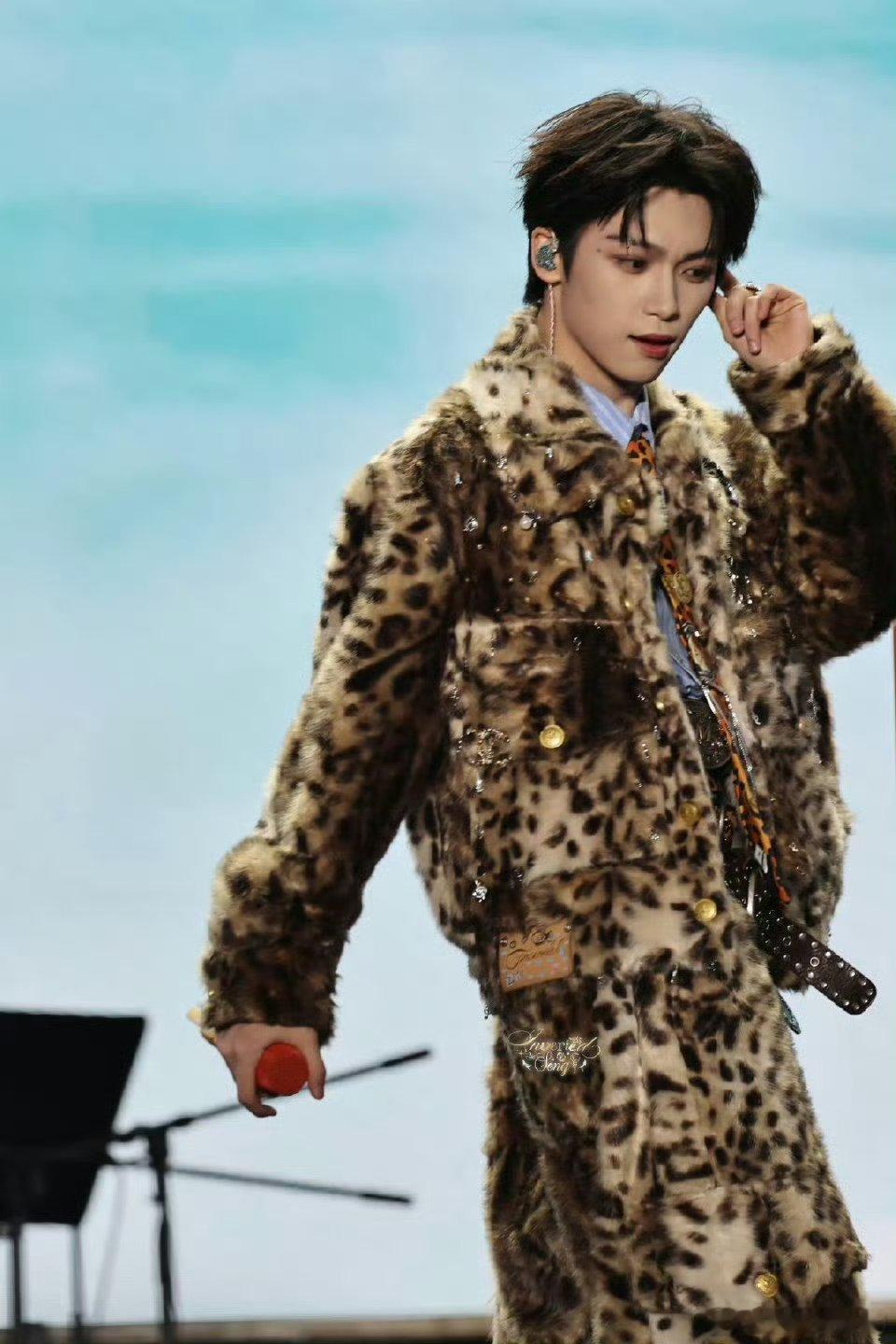 梓渝站姐神图破碎感每到有现场的时候，梓渝站姐就开始发力，每一张都很好看，速度质量