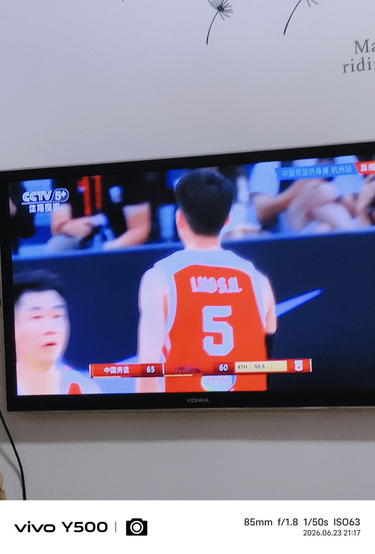 65：60热身赛第二场磕磕绊绊的赢了荷兰队，这一场的首发阵容和上一场不同，用的是