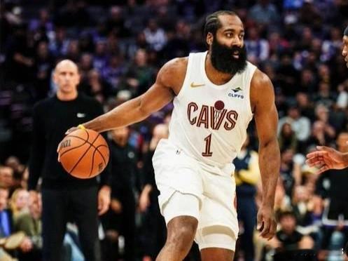 哈登转投骑士的哈登，本赛季完成了从得分手到控场核心的完美转型，三分表现依旧保持稳