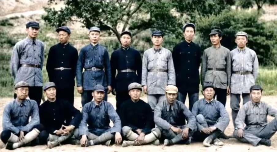 1936年陕北保安，毛主席和参加过井冈山斗争的红军干部合影，我打赌，如果你认得任