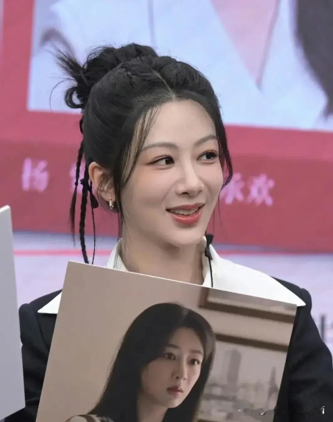都是90后，李沁出道十多年，作品一般，演技也没有什么特别出彩的地方。她除了脸蛋比