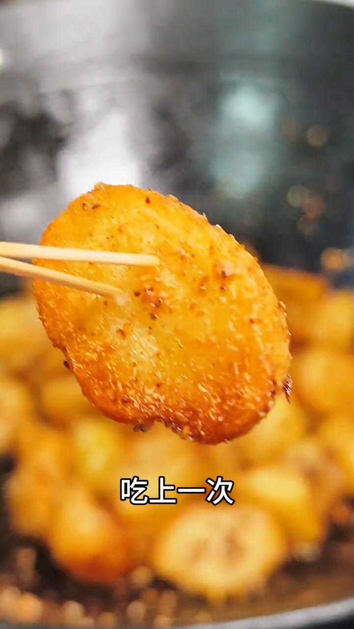 烧烤味小土豆。
这个烧烤味的土豆吃上一次真的会让你们吃上瘾。
·做烧烤味的土豆我