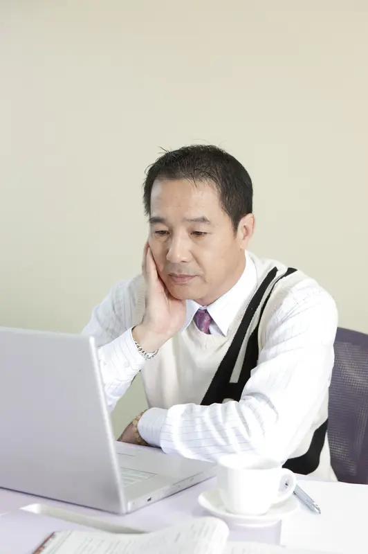 人到中年，那是真累啊！事业上，就像背着重重的壳在爬坡，晋升难，竞争大，加班成了家