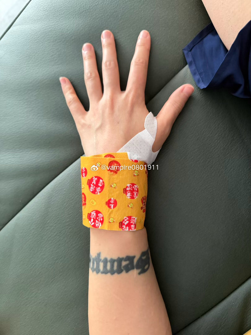 昨晚用了个什么奇怪的姿势睡觉，起来手腕疼难道半夜梦游用手刨了二里地？？！ 