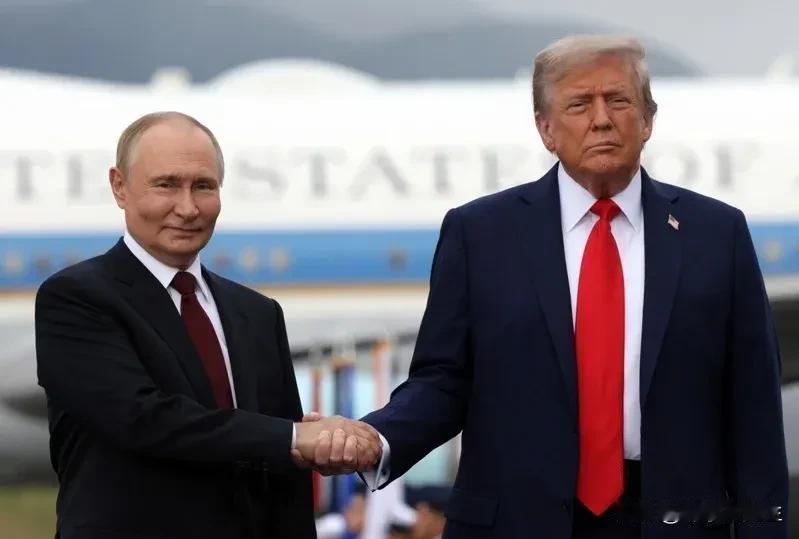 唇语揭秘特朗普和普京聊了啥

美国总统川普（Donald Trump）8月15日