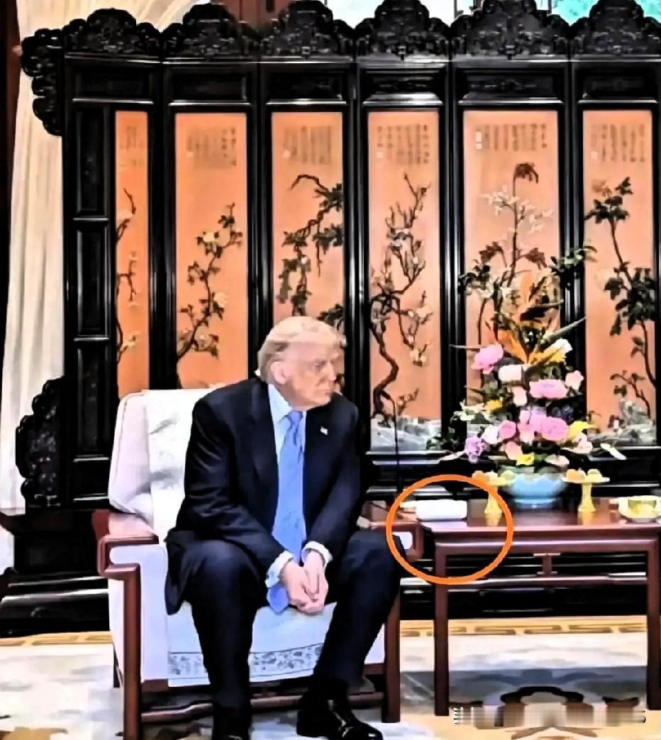 这次川普进中南海会谈的视频，大家光顾着看表情、看坐姿，怎么偏偏漏了桌上那杯茶？