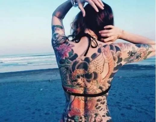 四川一名女子全身纹身，但却遭受了冷眼和偏见，让她深感后悔。她表示，如果能重新来过