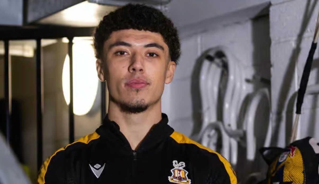 曼联官方发布公告，球队小将惠特利将租借加盟英甲球队布拉德福德，租借期至本赛季结束