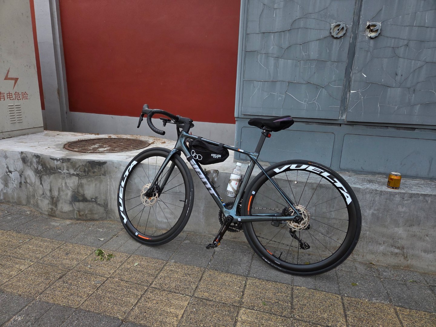 在一群骑车爱好者的教唆下，喜提自行车一辆。我就知道是牌子叫捷安特，什么型号规格一