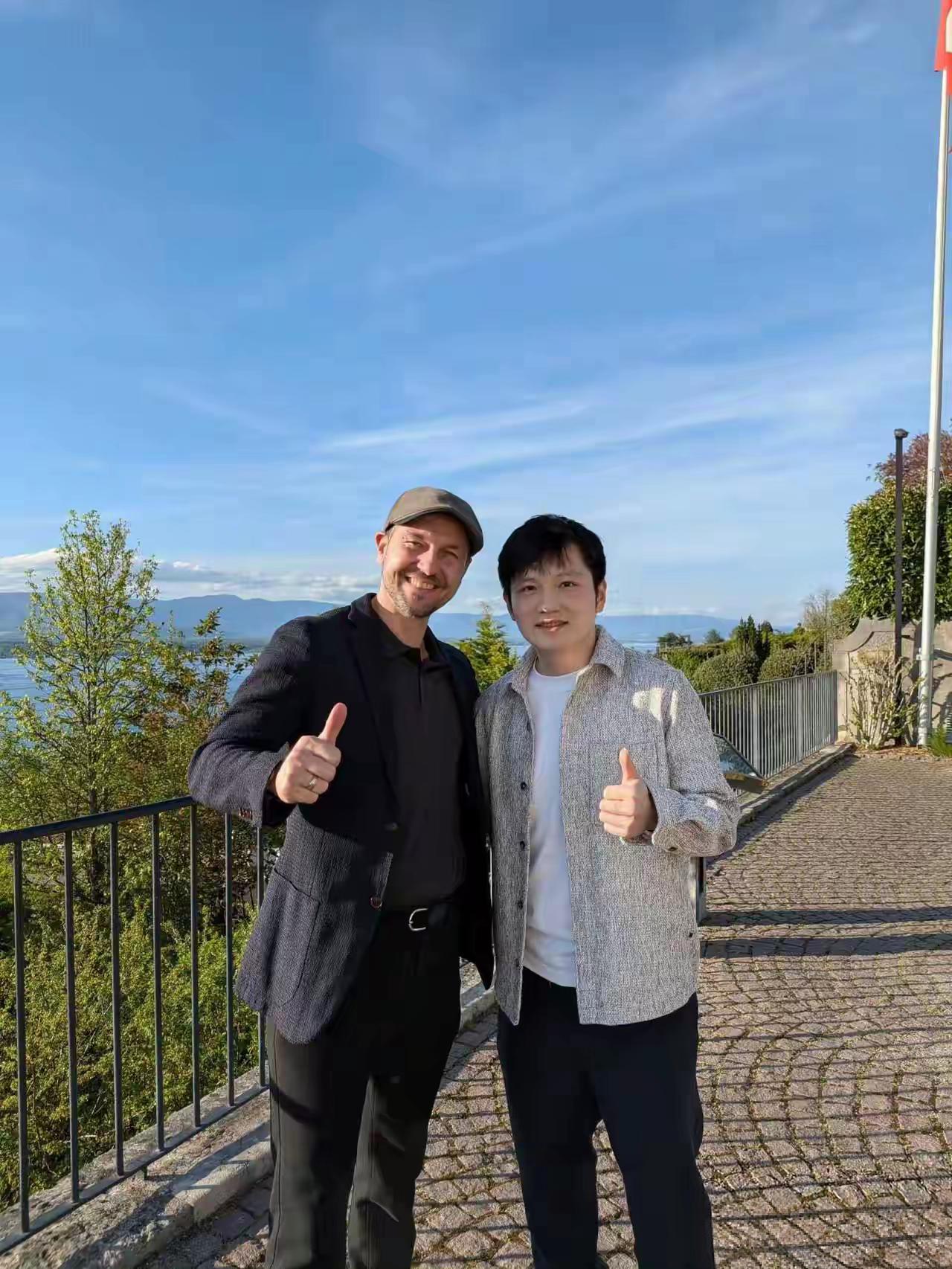 【赛季末樊振东和波尔，日内瓦湖光山色中的短期旅行】这张照片真的太治愈了！🌤️ 