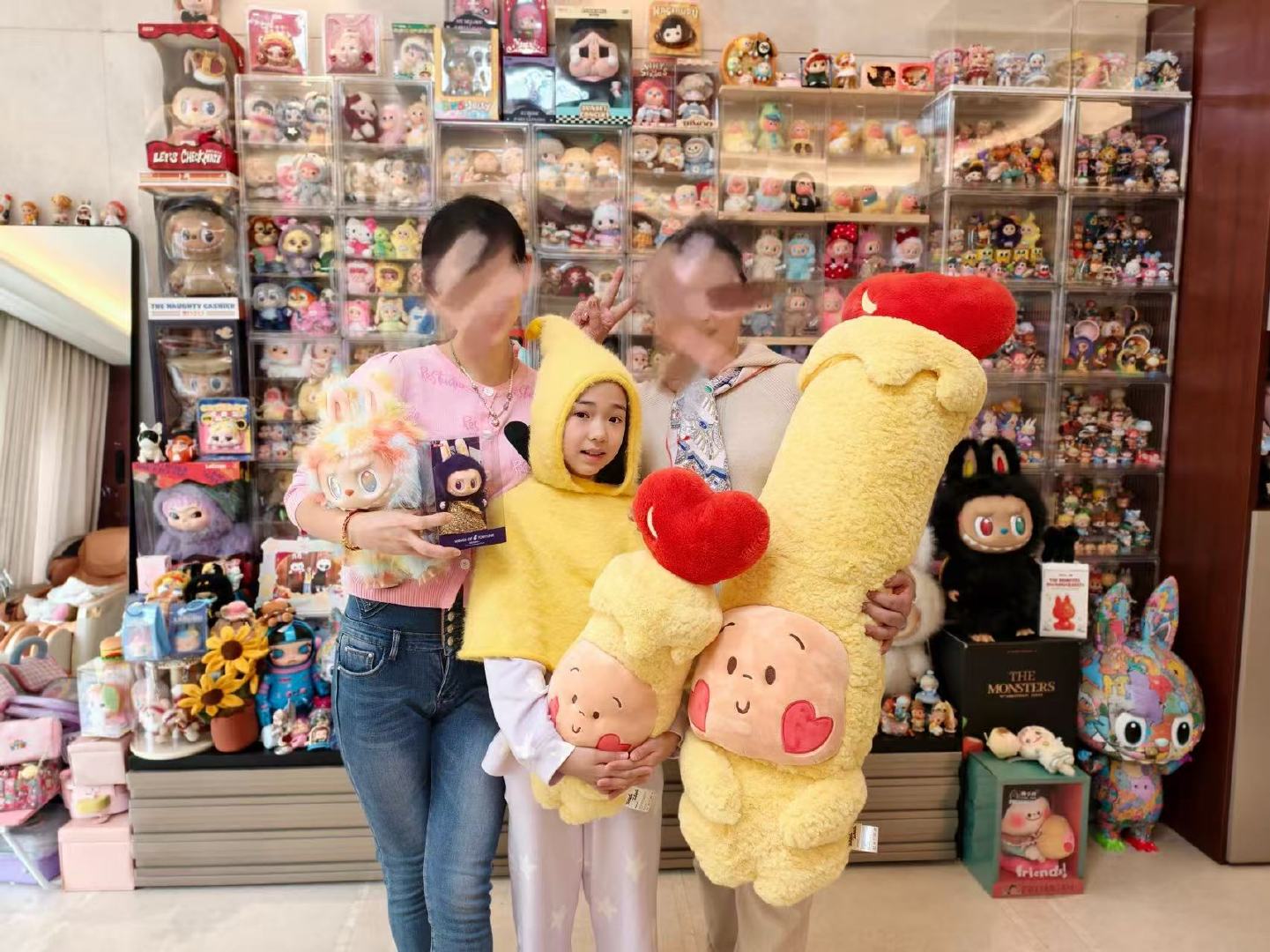 小酒窝cos星星人小酒窝穿成了星星人 3月1日，网友晒自己与小酒窝合照，照片中小