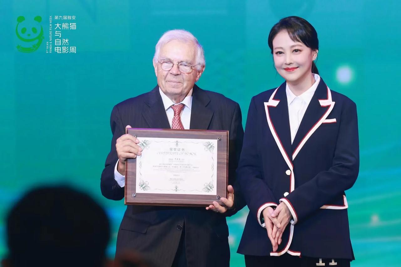 又见周海媚出镜，为公益献力！记得十年前，周海媚向雅安地震灾区捐款捐物，并号召粉丝