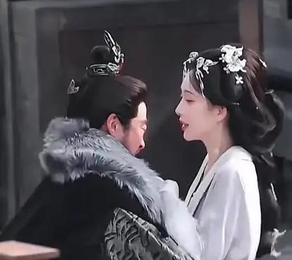 《百花杀》口碑新鲜出炉！本来冲着孟子义、何润东追的剧，反倒被25岁女配惊艳了，穿
