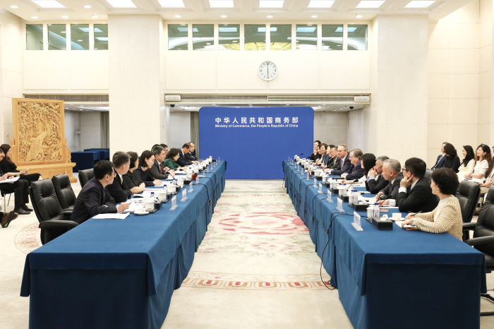 李成钢国际贸易谈判代表兼副部长会见中国美国商会会员企业代表团6月17日，李成钢国