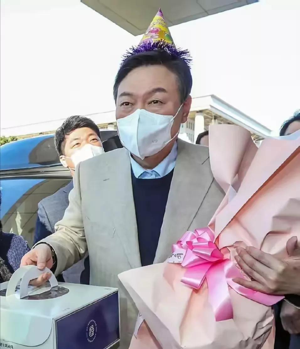 乐逍遥
宠妻狂魔上线，
尹锡悦被停止总统工作，
暂时回归家庭了。
为了给小娇妻惊